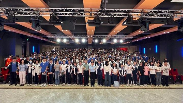 党委书记、校长伊俊宏讲授思政课《我们的青
