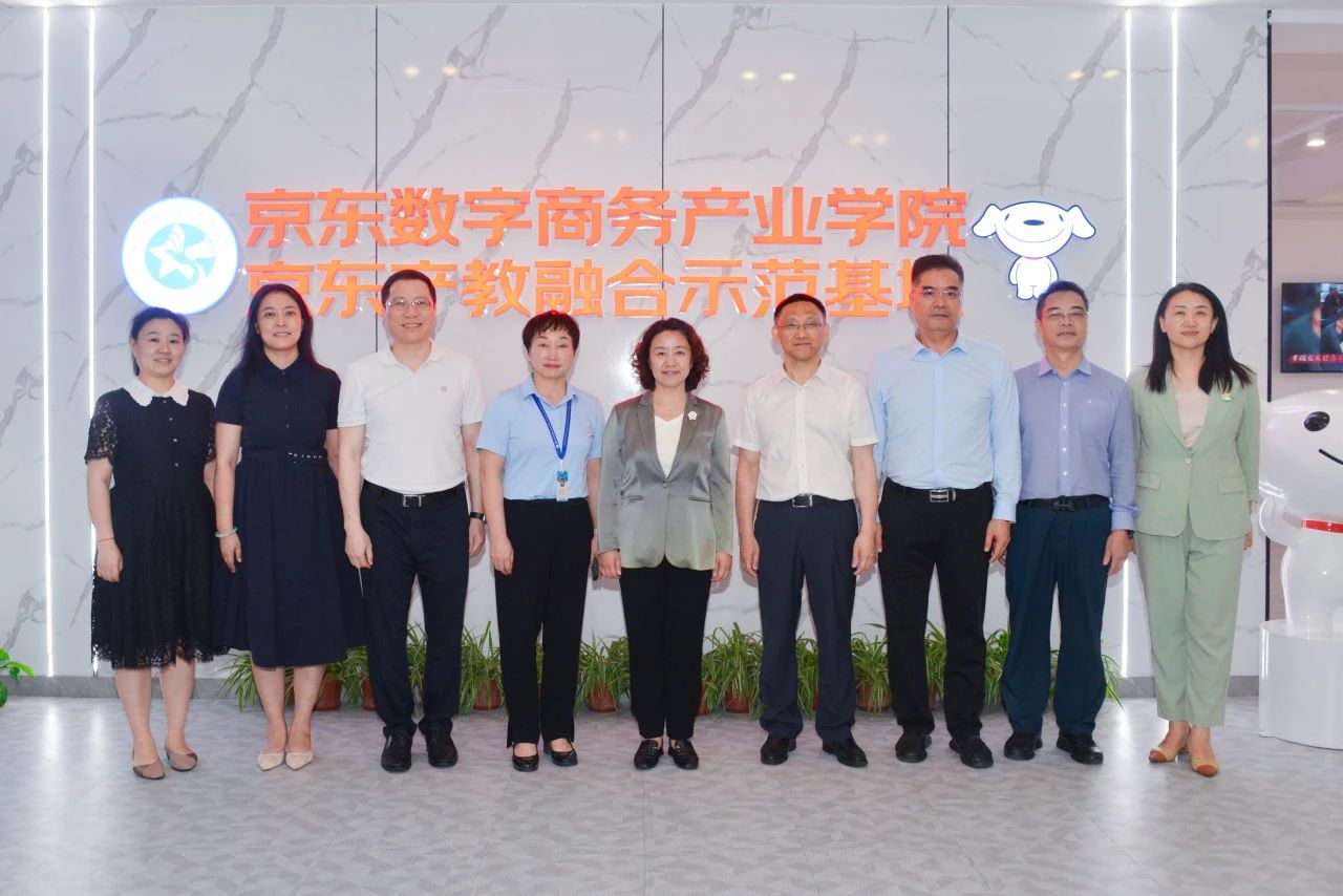 深圳市教育局党组书记、局长郑秀玉一行赴深