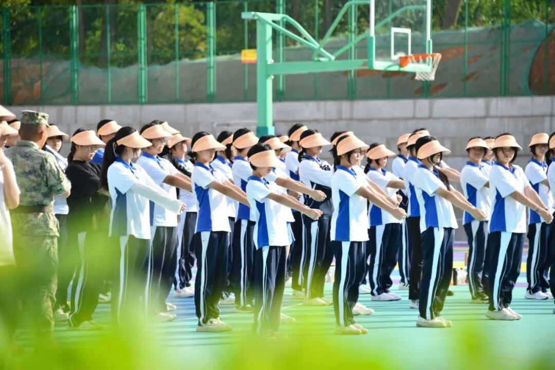 深圳市携创高级技工学校2025级新生军训