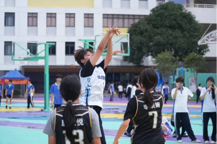 巾帼篮途，青春无畏！携创高级技校女子三人
